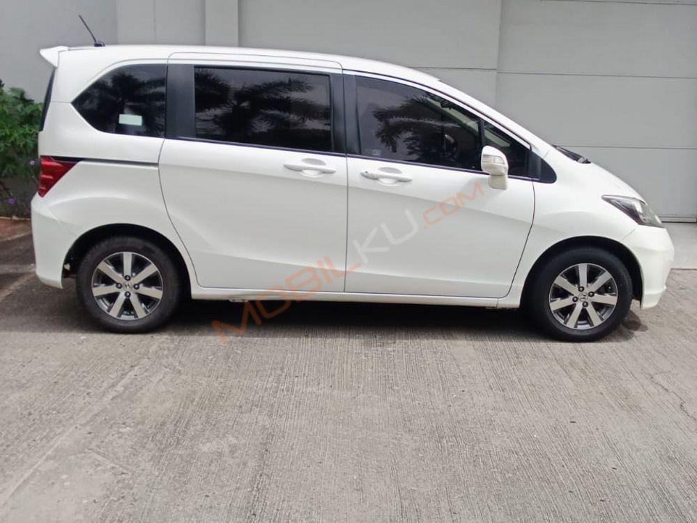 Mobil Honda Freed 2010