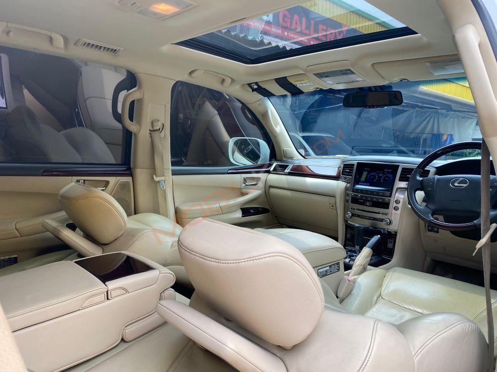 Mobil Lexus LX 2013