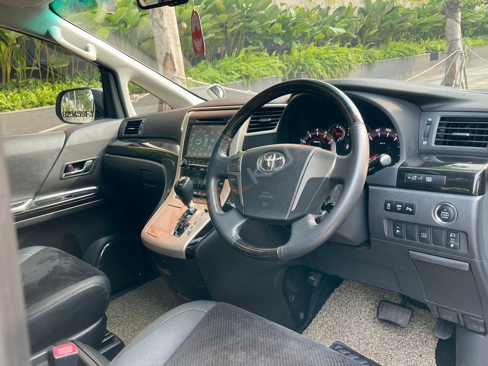 Mobil Toyota Vellfire 2015