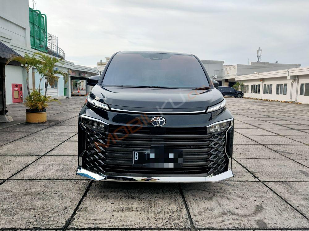 Mobil Toyota Voxy 2022
