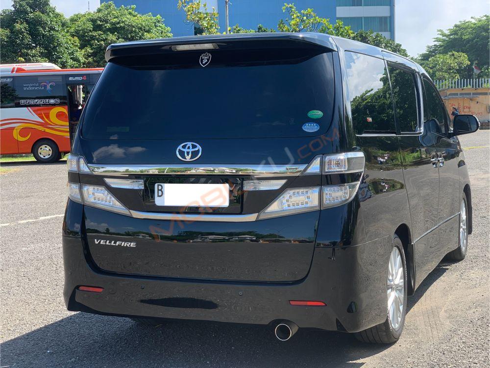 Mobil Toyota Vellfire 2013