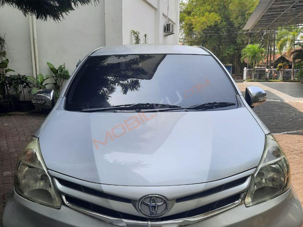 Mobil Toyota Avanza 2012