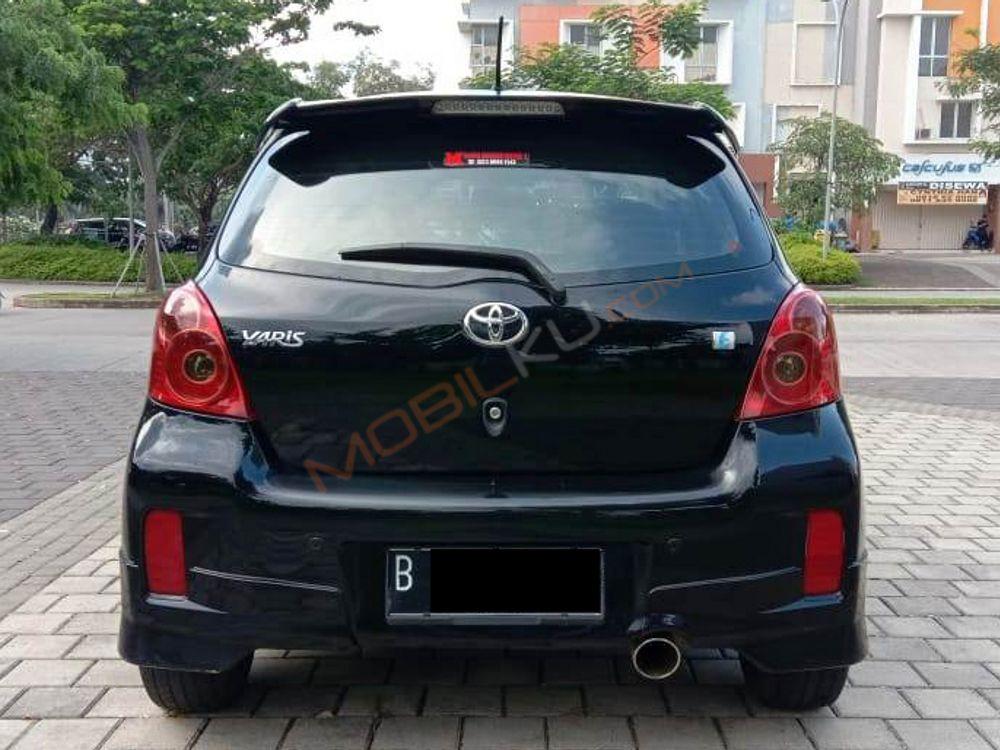 Mobil Toyota Yaris 2012