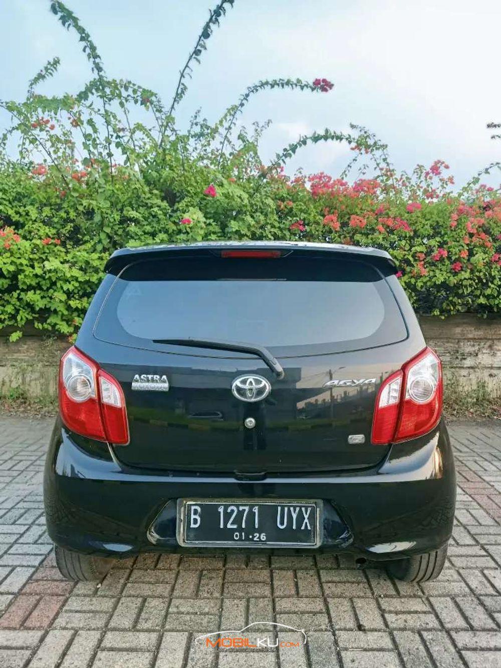 Mobil Toyota Agya 2015