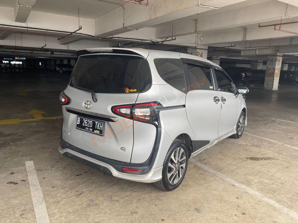 Mobil Toyota Sienta 2016