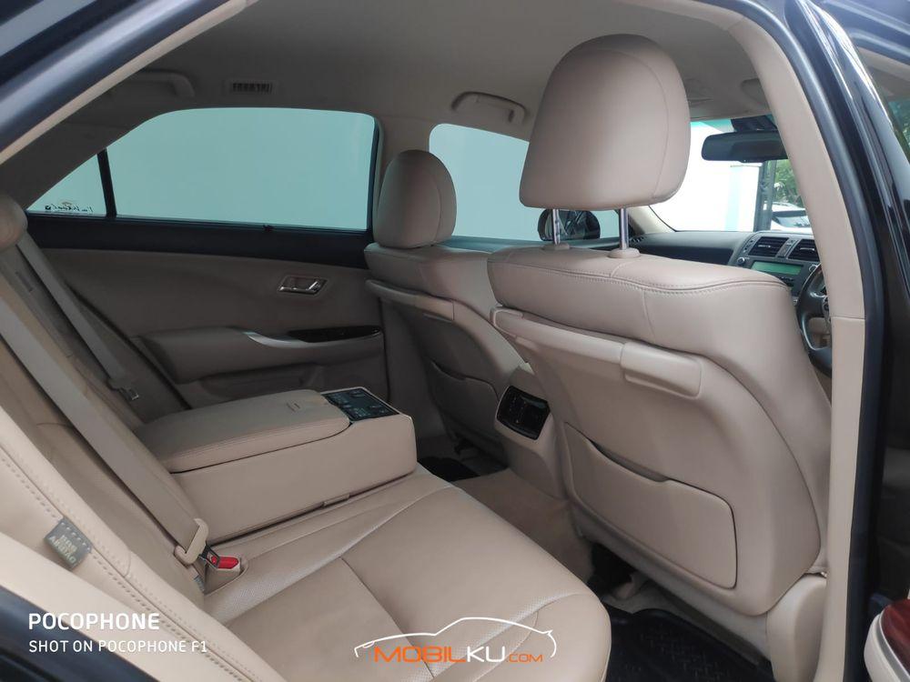 Mobil Toyota Crown 2010