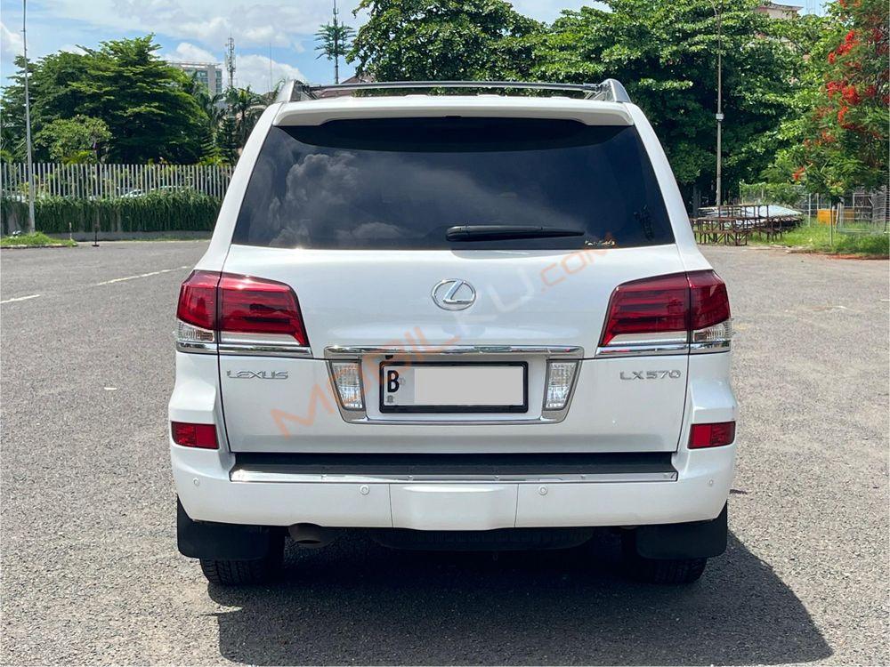 Mobil Lexus LX 2013