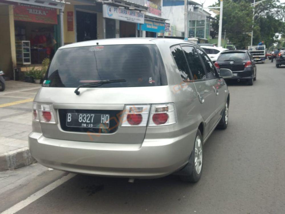 Mobil Kia Carens 2005