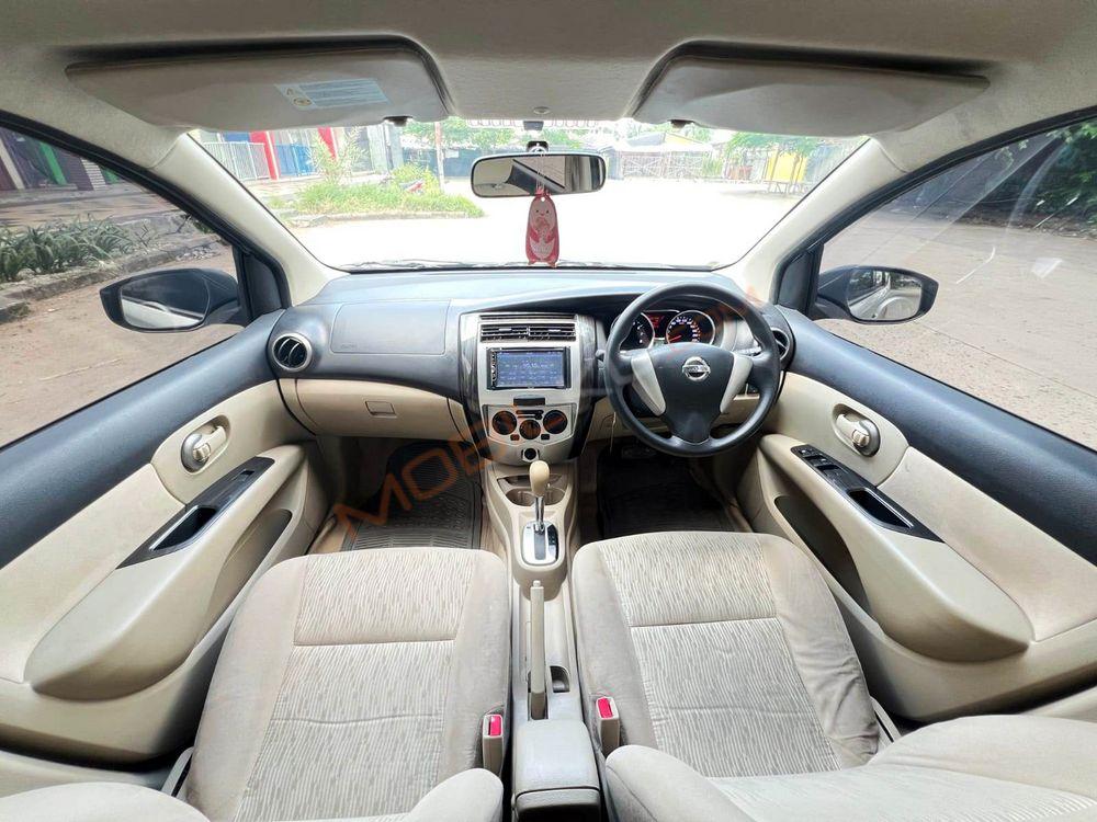 Mobil Nissan Grand Livina 2016