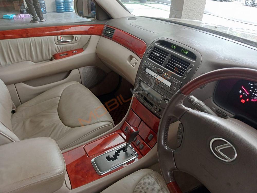 Mobil Lexus LS 2001