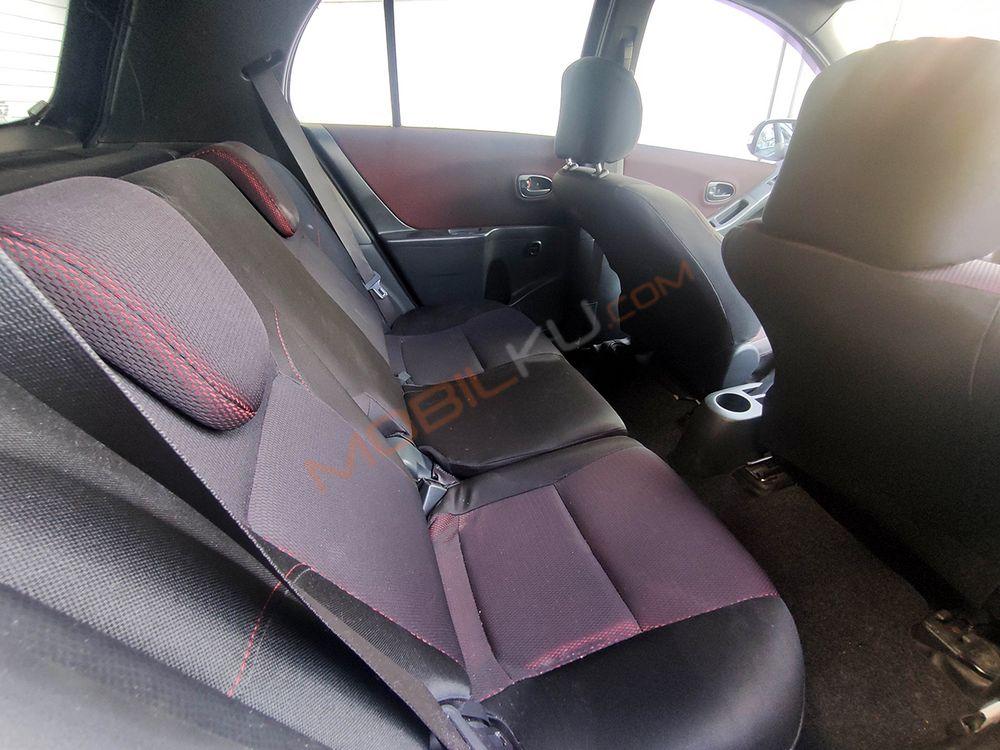 Mobil Toyota Yaris 2013