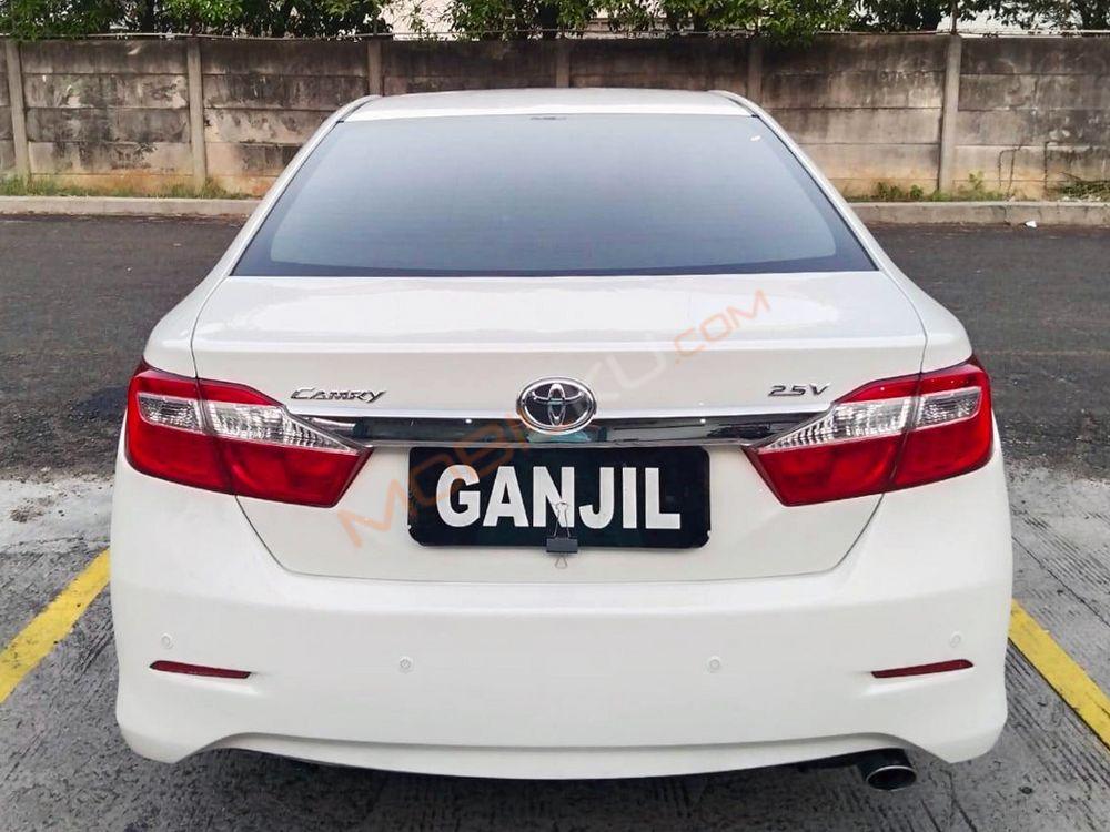 Mobil Toyota Camry 2014