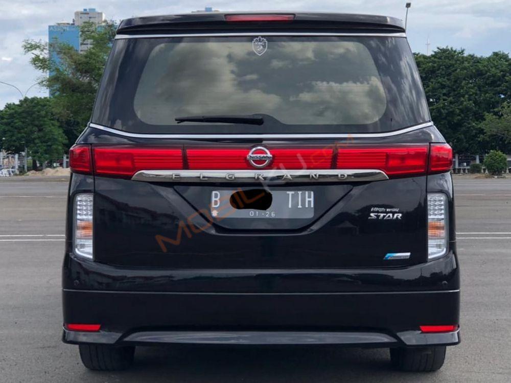 Mobil Nissan Elgrand 2013