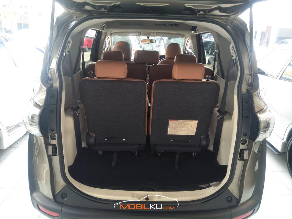 Mobil Toyota Sienta 2017