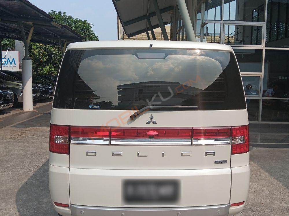 Mobil Mitsubishi Delica 2016