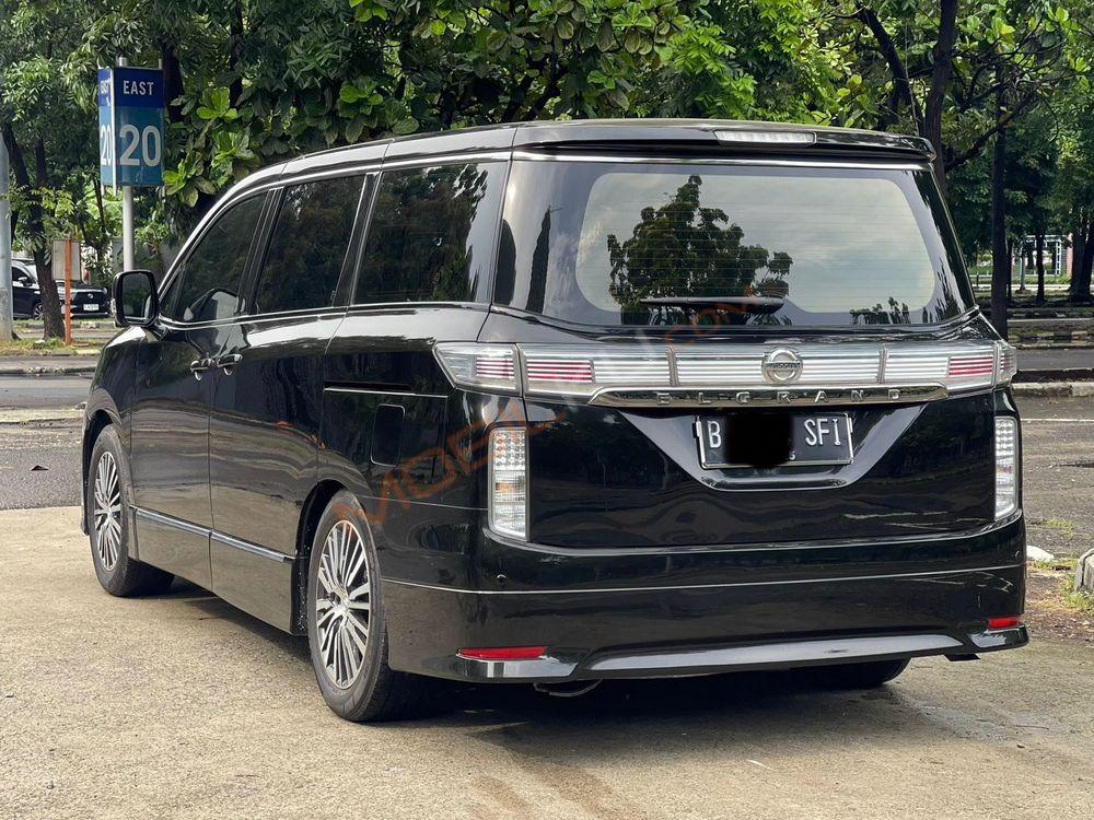 Mobil Nissan Elgrand 2014