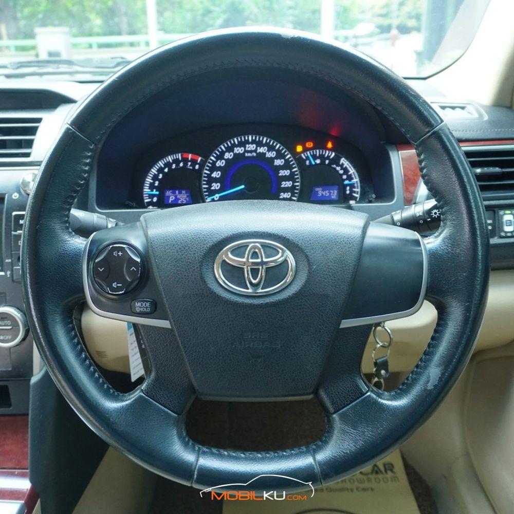 Mobil Toyota Camry 2013