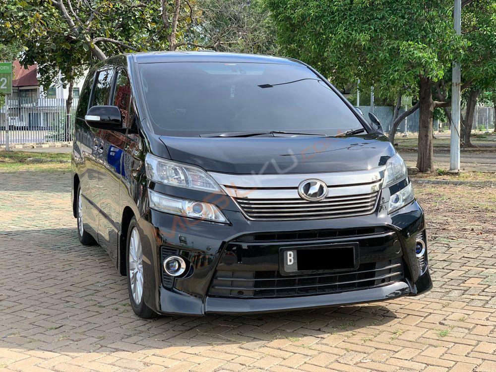 Mobil Toyota Vellfire 2013
