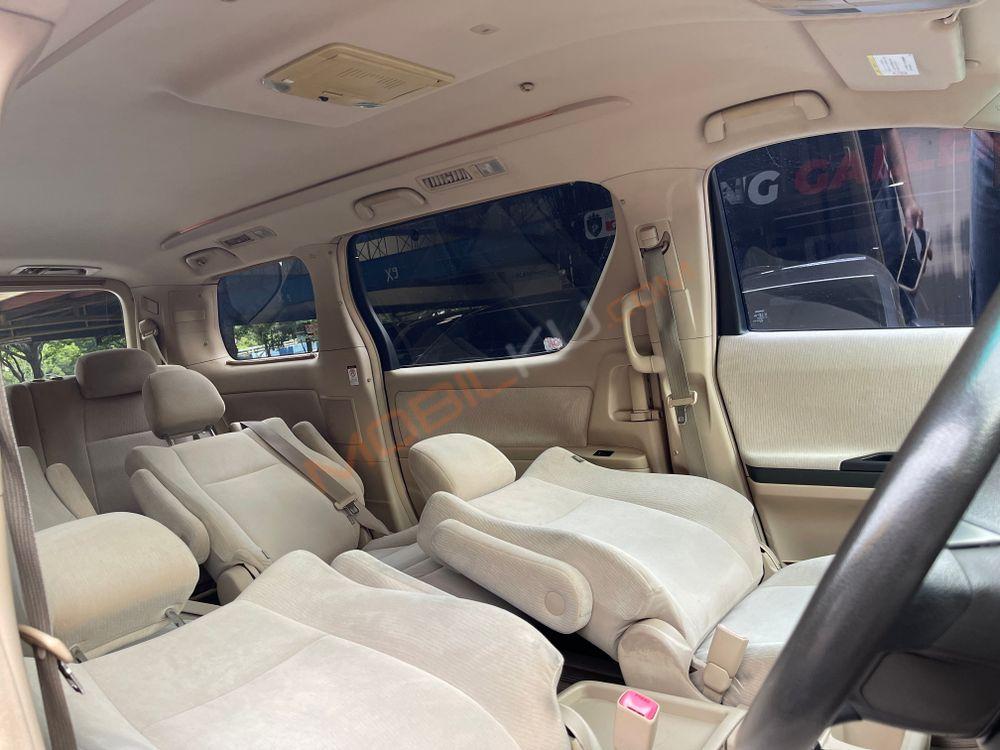 Mobil Toyota Alphard 2009