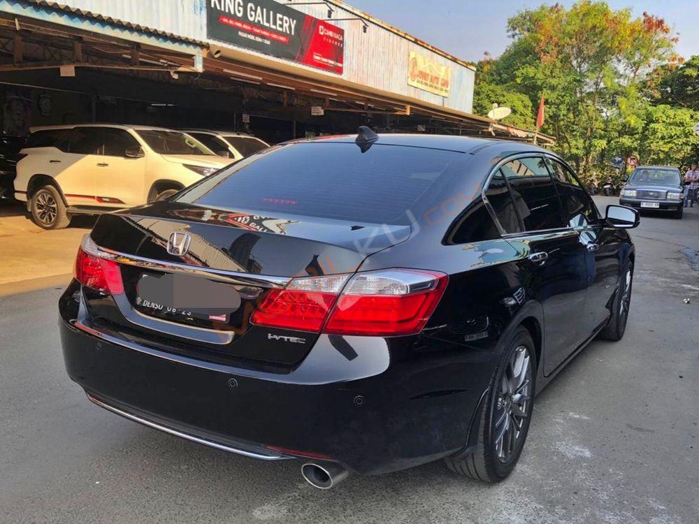 Mobil Honda Accord 2013