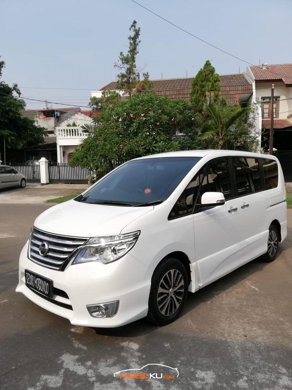 Mobil Nissan Serena 2016