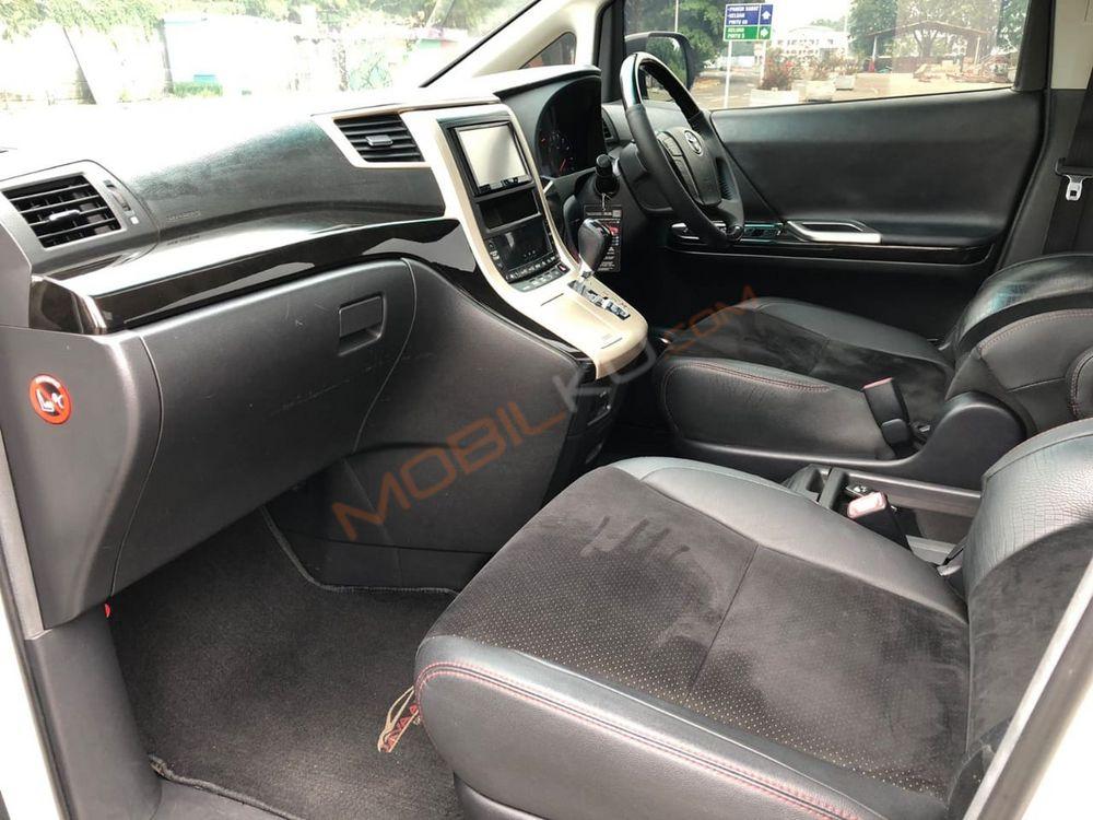 Mobil Toyota Vellfire 2013