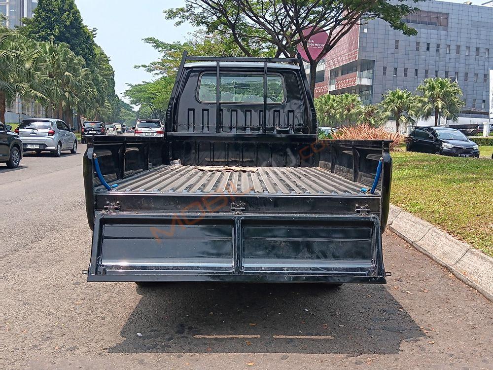 Mobil Mitsubishi L300 2023