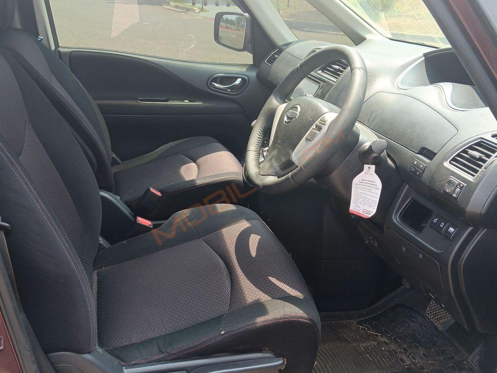 Mobil Nissan Serena 2013