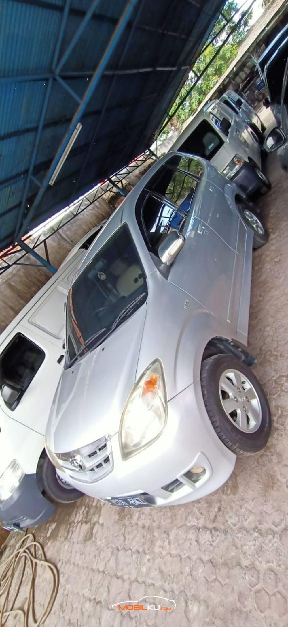 Mobil Toyota Avanza 2011
