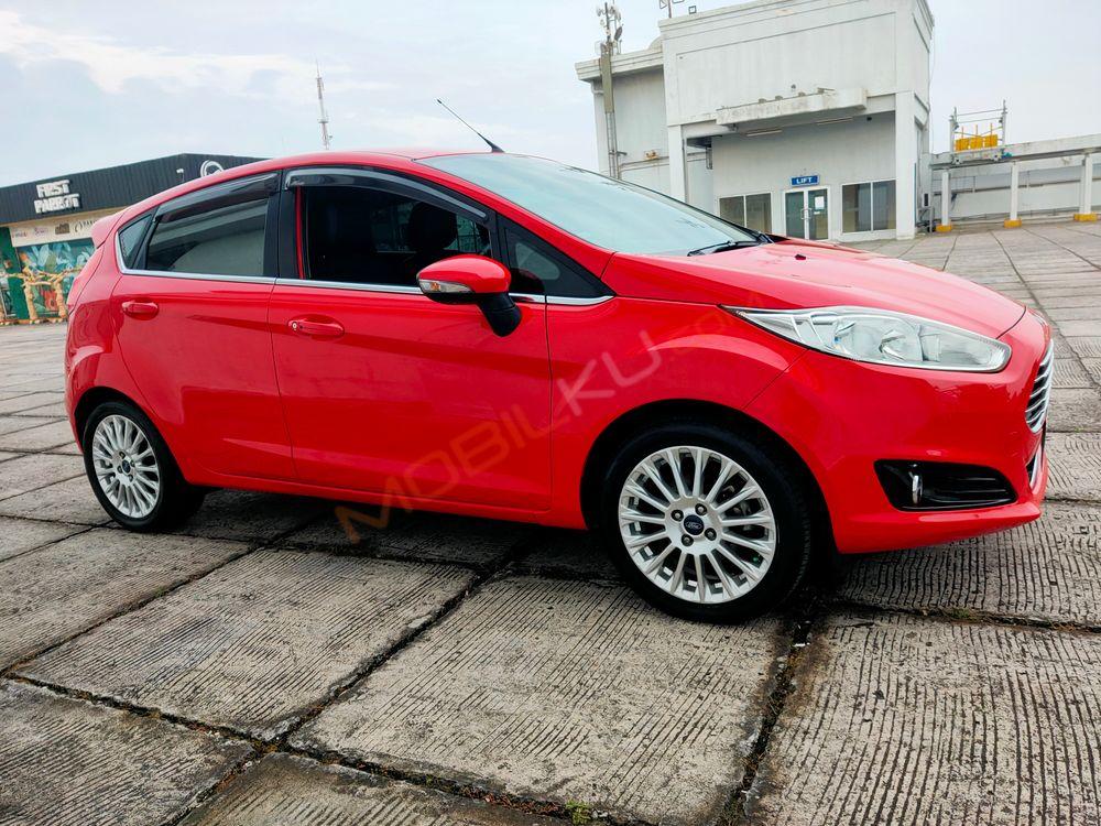 Mobil Ford Fiesta 2014