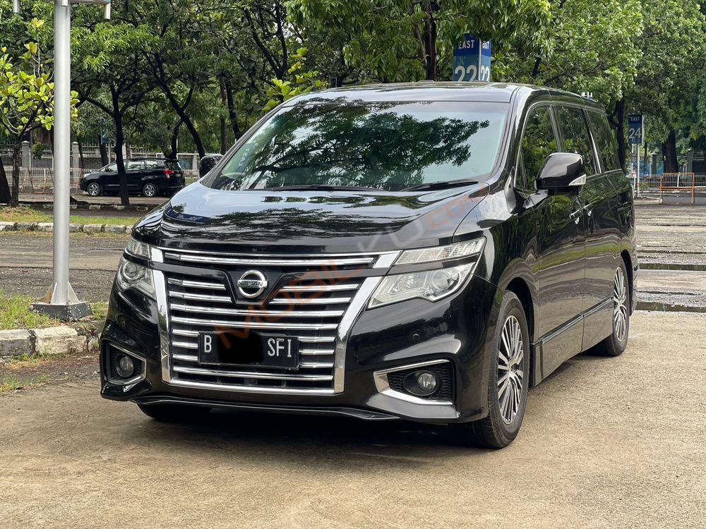 Mobil Nissan Elgrand 2014