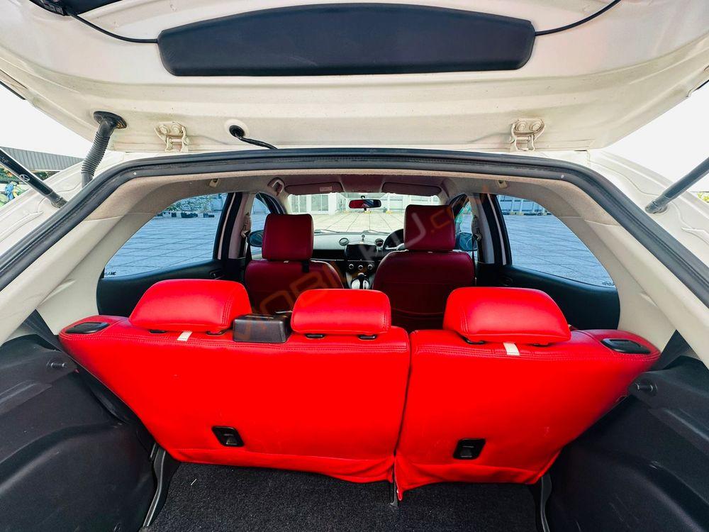 Mobil Mazda 2 Hatchback 2012