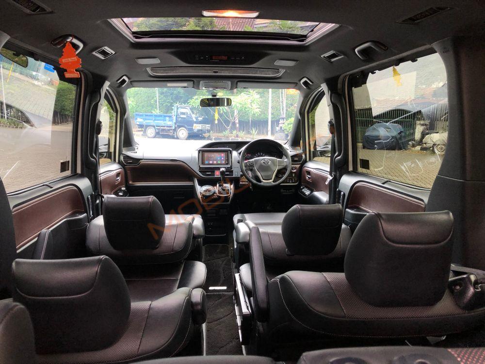 Mobil Toyota Voxy 2018