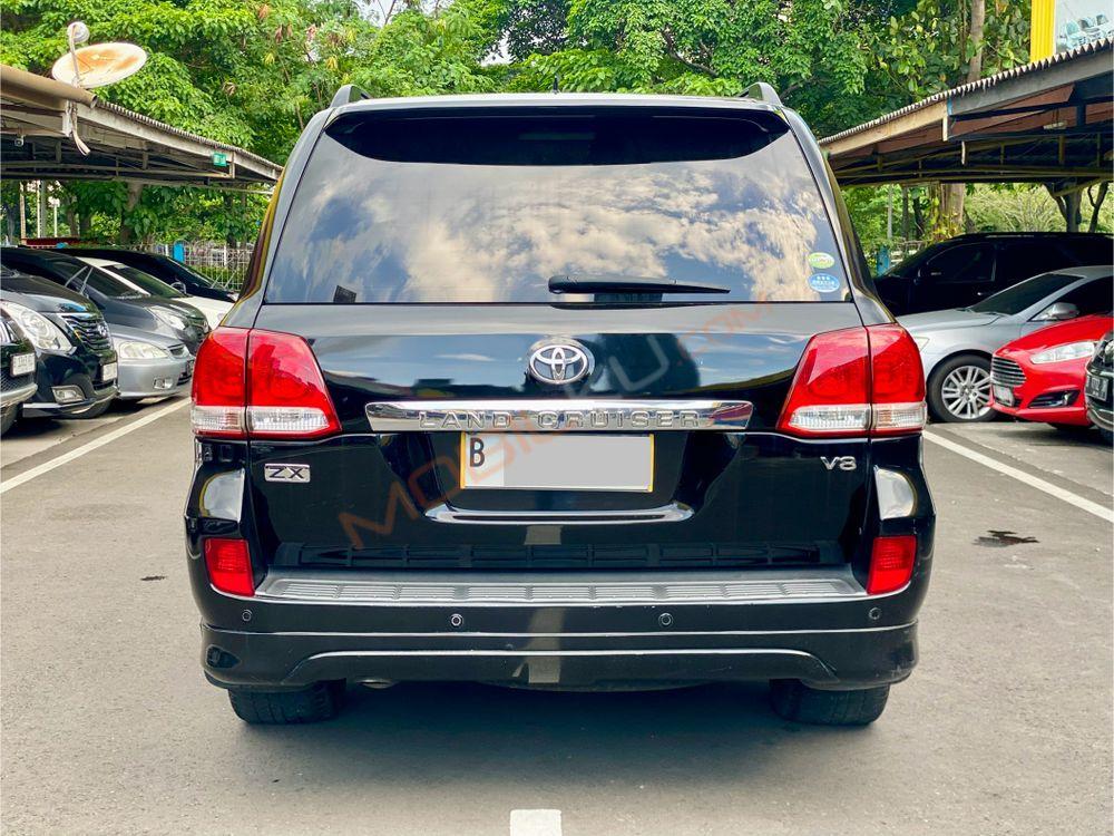 Mobil Toyota Land Cruiser 2010