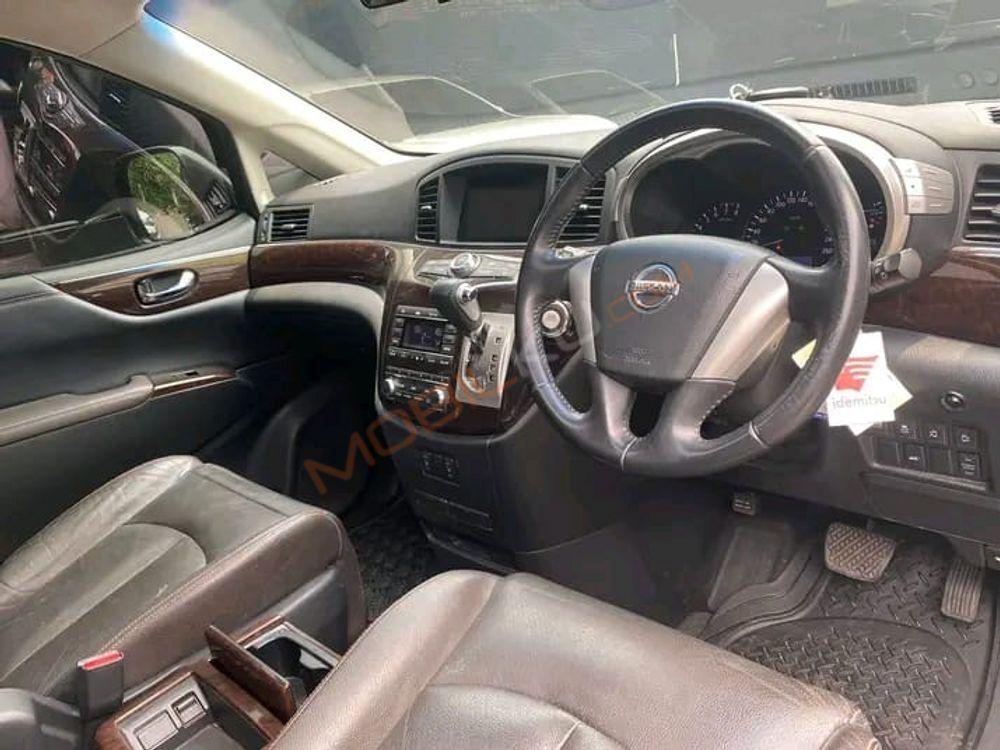 Mobil Nissan Elgrand 2013