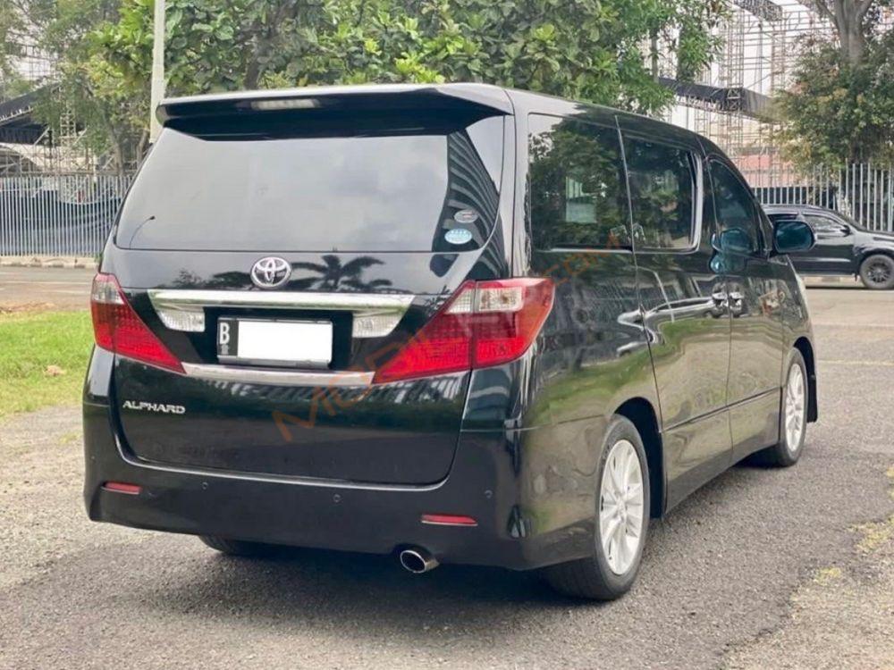 Mobil Toyota Alphard 2009