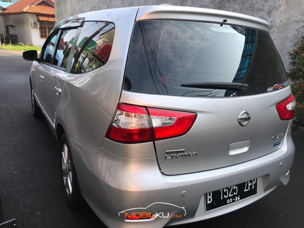 Mobil Nissan Grand Livina 2014
