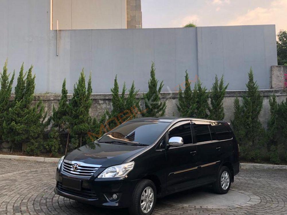 Mobil Toyota Kijang Innova 2012