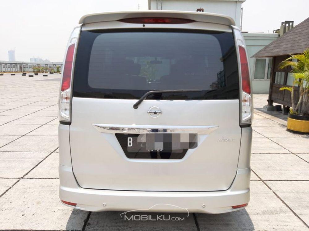 Mobil Nissan Serena 2013