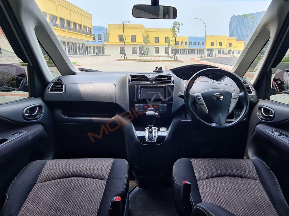 Mobil Nissan Serena 2017