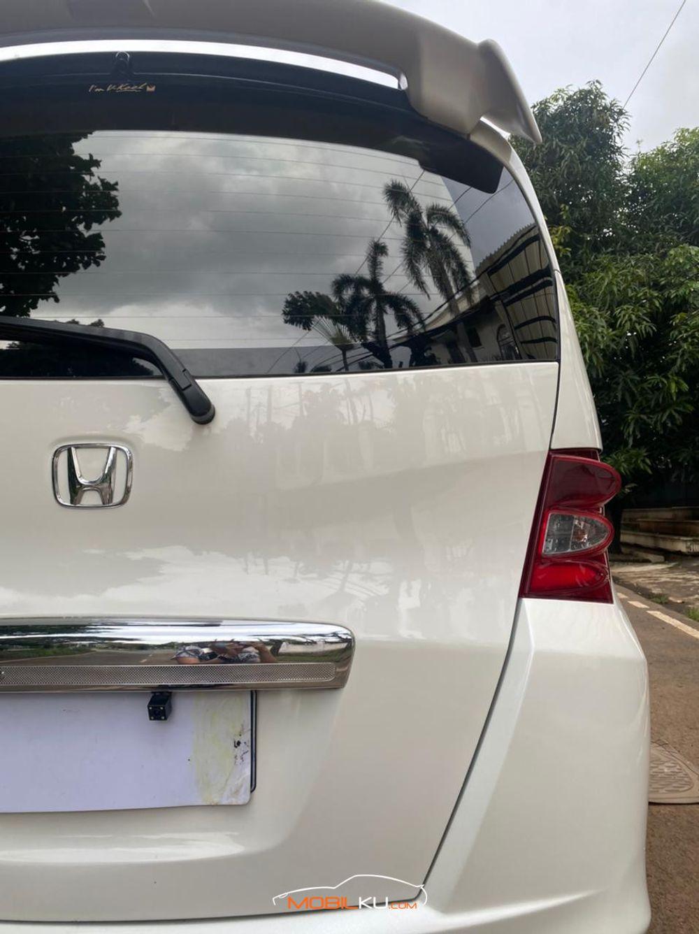 Mobil Honda Freed 2010