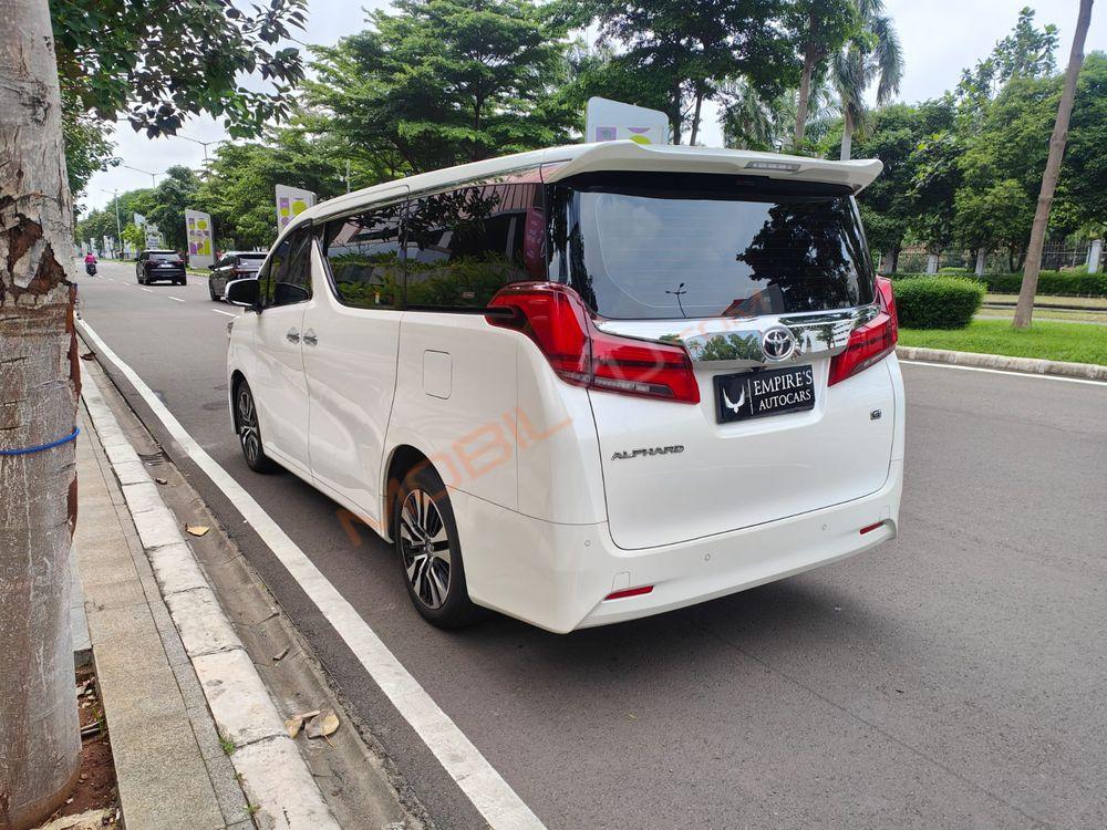 Mobil Toyota Alphard 2011