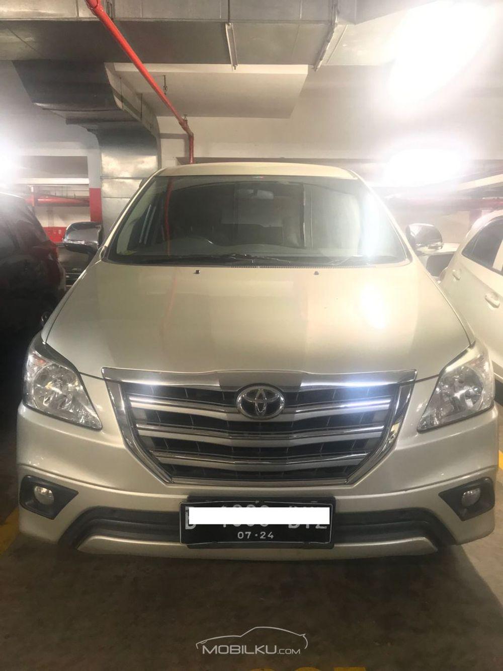 Mobil Toyota Kijang Innova 2014