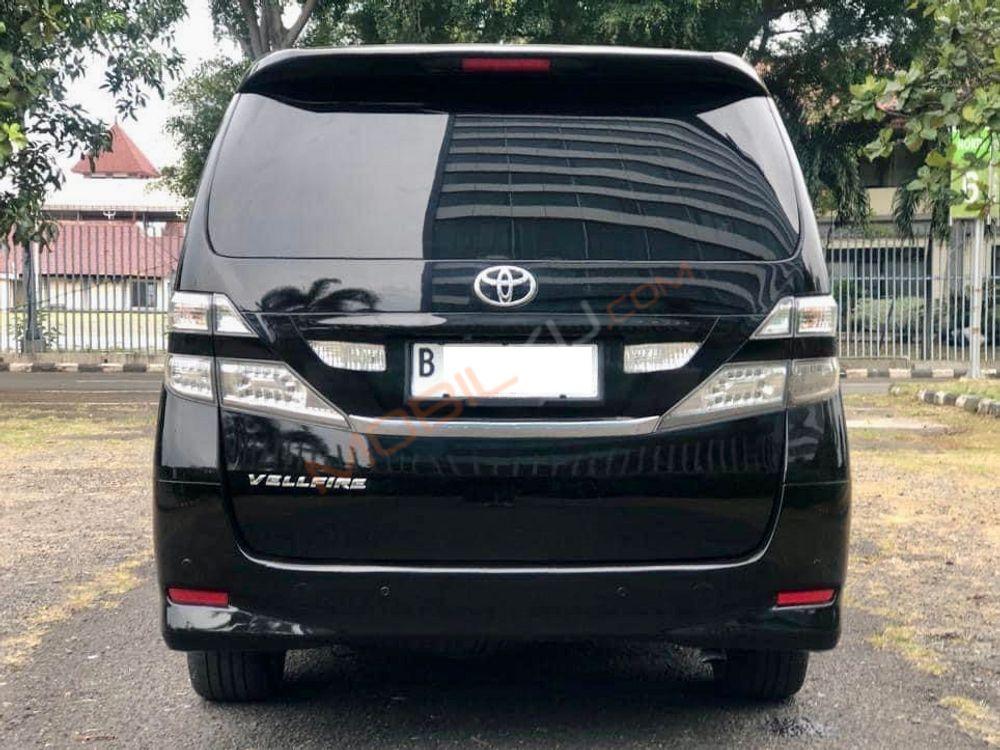 Mobil Toyota Vellfire 2010