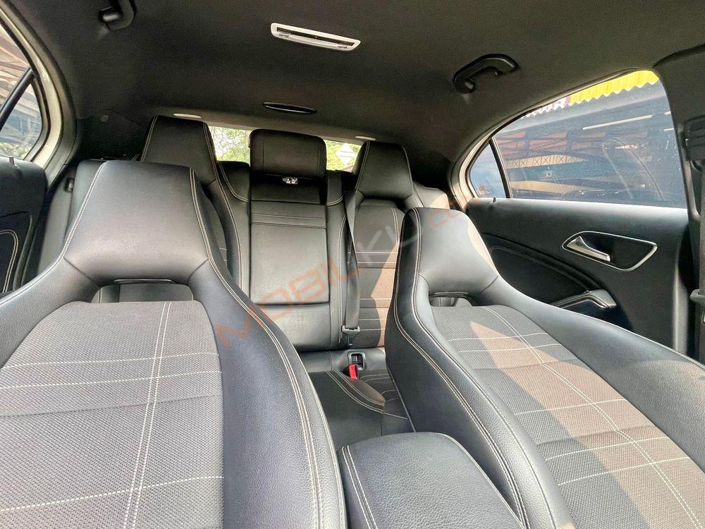 Mobil Mercedes-Benz A-Class 2013