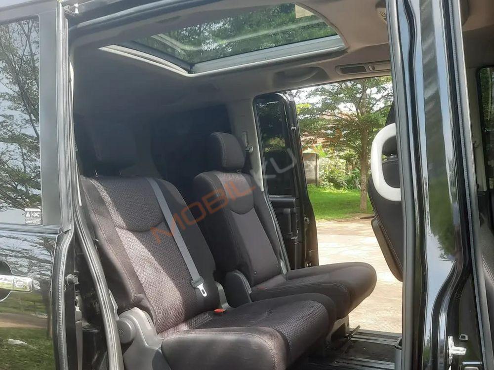 Mobil Nissan Serena 2014