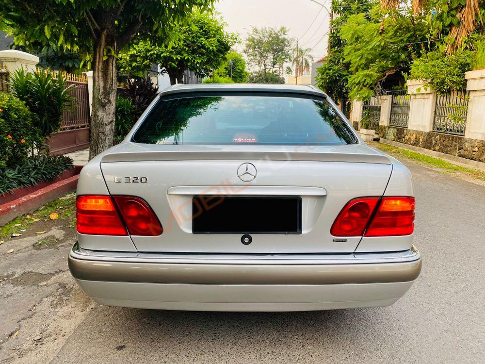 Mobil Mercedes-Benz E-Class 1996