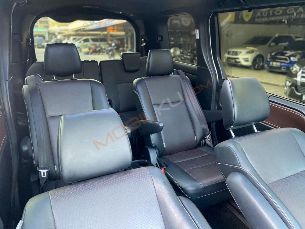 Mobil Toyota Voxy 2018