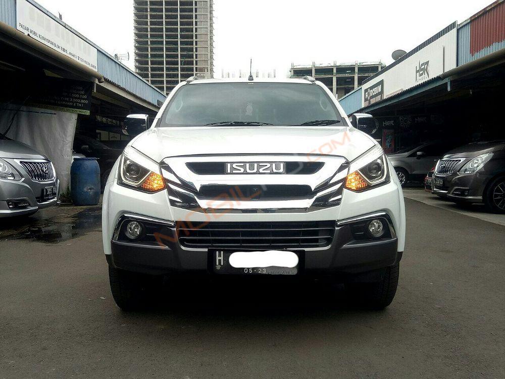 Mobil Isuzu MU-X 2017