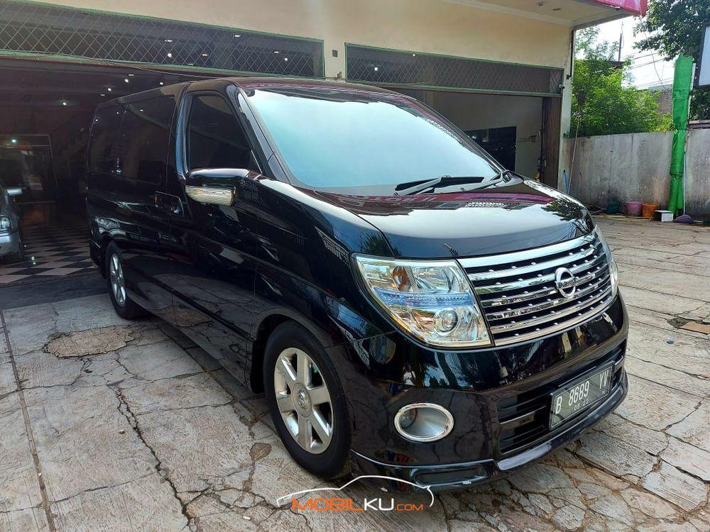 Mobil Nissan Elgrand 2007